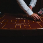 Молодежь играет в блэкджек в современном казино с неоновыми огнями